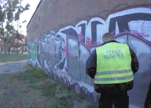 Nielegalne graffiti na ścianie szkoły