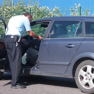 Stracił przytomność za kierownicą – pomogli mu strażnicy