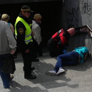 Upadła na schodach, zajęli się nią strażnicy