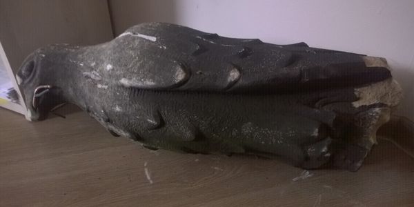 Kamienny sokół poderwał się do lotu