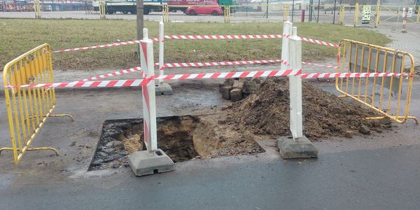 Pęknięta rura, uszkodzona jezdnia