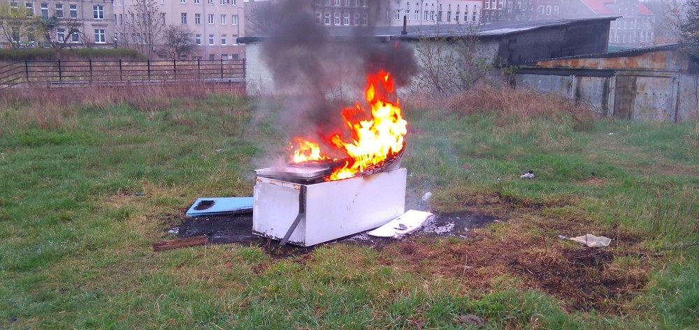 Ktoś podpalił lodówkę…
