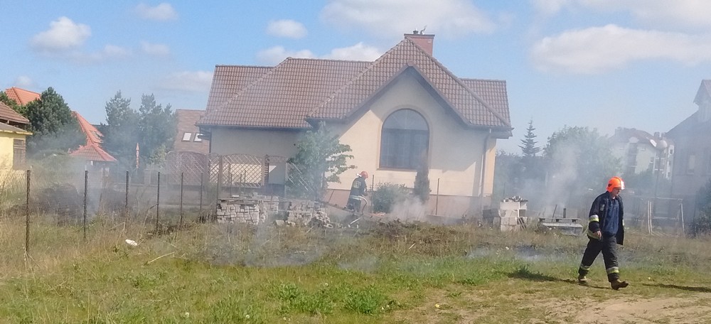 Pożar na tyłach domów