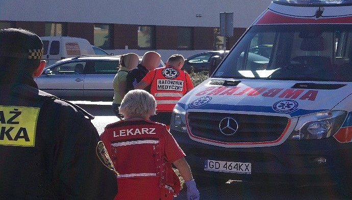 Bolesny upadek i skuteczna pomoc strażników