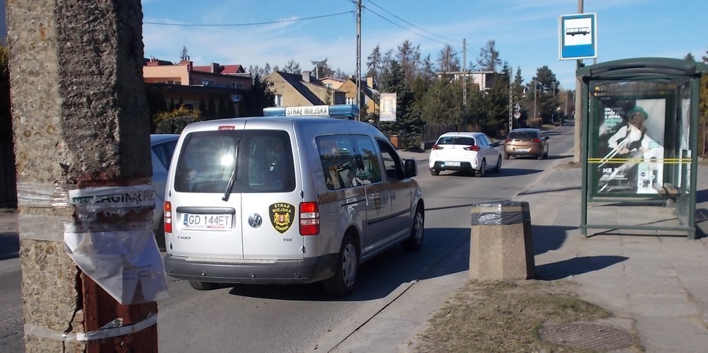 Naklejał ogłoszenia, wpadł na gorącym uczynku