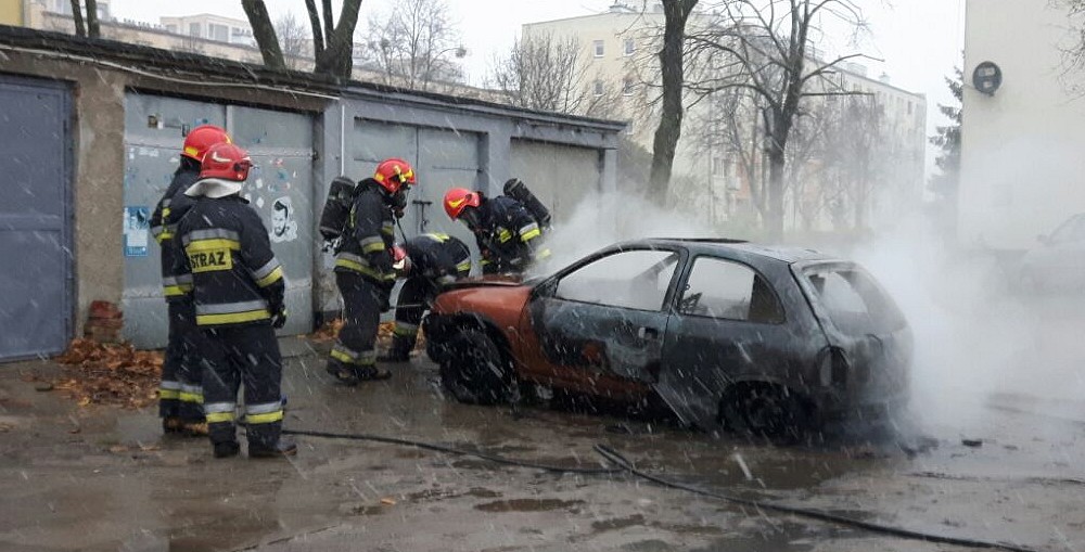Opel w płomieniach