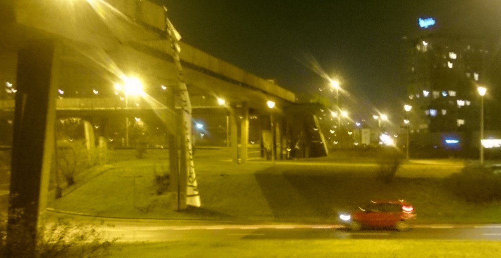 Płachta nad dachami aut