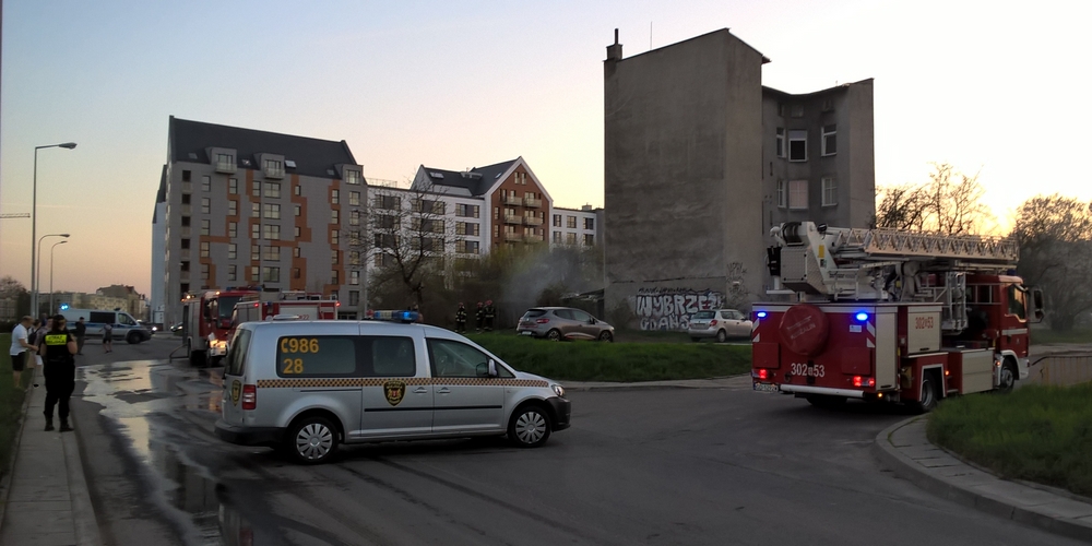Płonął pustostan na Śródmieściu