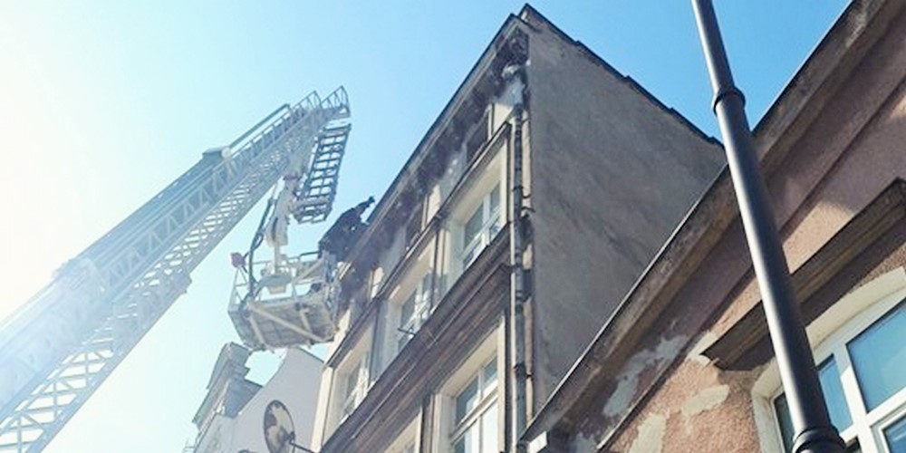 Zagrożenie wisiało nad chodnikiem