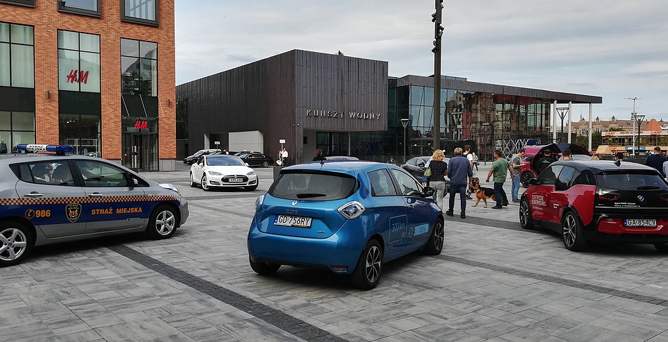 Eko-radiowóz wśród elity elektrycznych aut