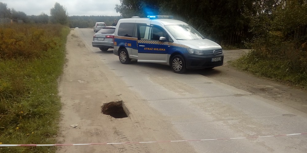 Niebezpieczna dziura na poboczu