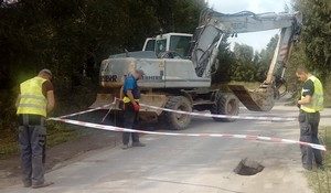 Niebezpieczna dziura na poboczu