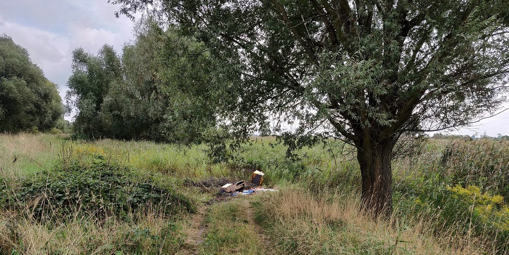 Śmieci nad rzeką, na nich nazwisko i adres
