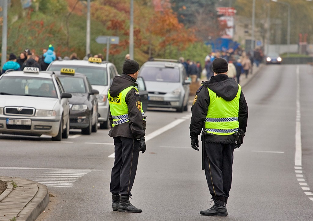 Cmentarze pod okiem strażników