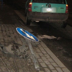 Skosił znak na podwójnym gazie