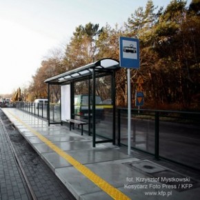 Wandal na przystanku tramwajowym