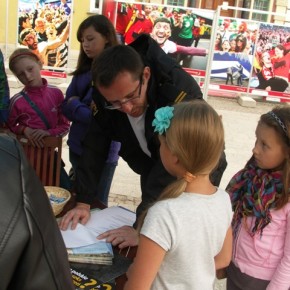 Strażnicy w namiocie Dziennika Bałtyckiego
