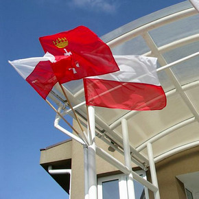 Nie deptać flagi i nie pluć na godło…