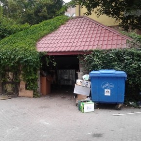 Martwy mężczyzna przy śmietniku