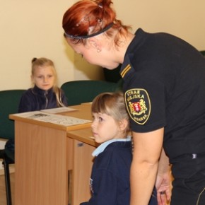Dziewczynki odwiedziły Straż Miejską