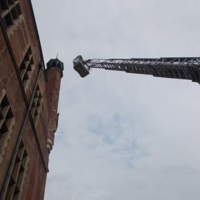 Kosz z ratownikami poszybował w górę