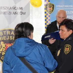 Funkcjonariusze odpowiadają na pytania mieszkańców