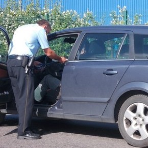 Stracił przytomność za kierownicą – pomogli mu strażnicy