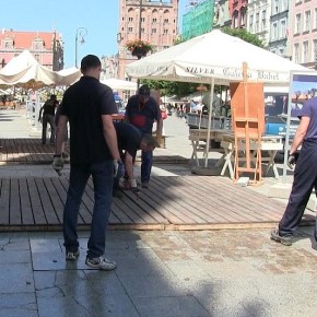 Likwidacja nielegalnego ogródka na Długim Targu w Gdańsku