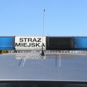 Z rannym dzieckiem pod eskortą strażników