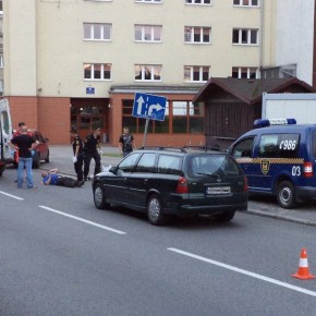 Z rozbitą głową leżał na jezdni