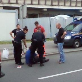 Z rozbitą głową leżał na jezdni