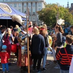 Namiot pełen niespodzianek. Dla aktywnych uczestników zabawy mamy nagrody, upominki, gadżety