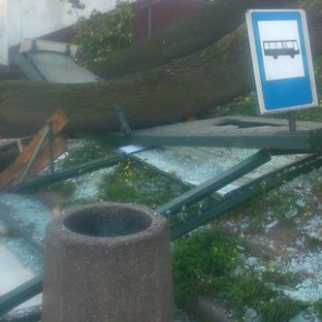 Zmiażdżona wiata przystanku i trzy osoby ranne