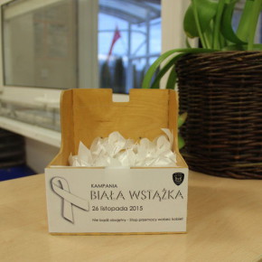 Białe Wstążki na czarnych mundurach