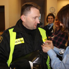 Białe Wstążki na czarnych mundurach