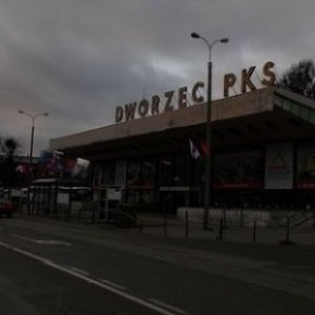 W kapciach na Dworcu PKS