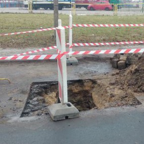 Pęknięta rura, uszkodzona jezdnia