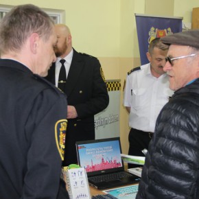 Funkcjonariusze Straży Miejskiej rozmawiają z mieszkańcami Zaspy Rozstajów