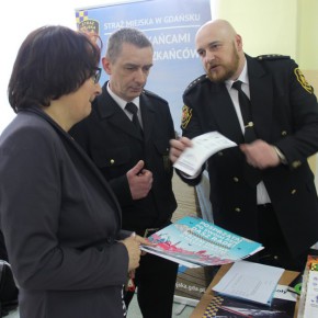 Funkcjonariusze Straży Miejskiej rozmawiają z mieszkańcami Zaspy Rozstajów