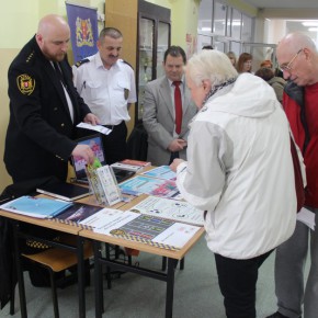 Funkcjonariusze Straży Miejskiej rozmawiają z mieszkańcami Zaspy Rozstajów