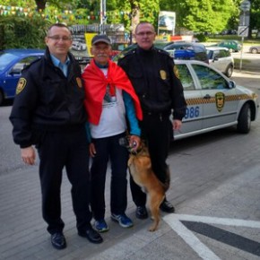 Maratończyk w asyście strażników