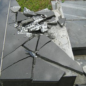 Zbezczeszczony grób
