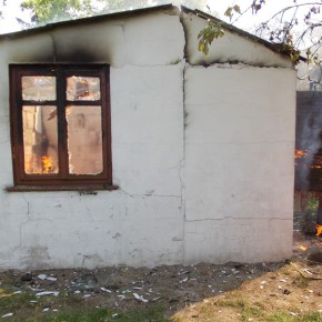 Pożar altanki po wybuchu butli z gazem
