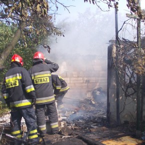 Pożar altanki po wybuchu butli z gazem