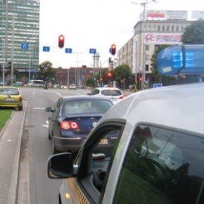 Bójka na skrzyżowaniu, agresywny kierowca ujęty
