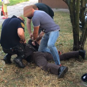 Groził bronią, miał nóż i paralizator