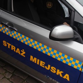 Zalany tunel pod okiem strażników