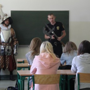 Strażnicy miejscy prowadzą zajęcia w Klasie Bezpieczeństwa Publicznego w IV LO w Gdańsku - 16.09.2015 r.