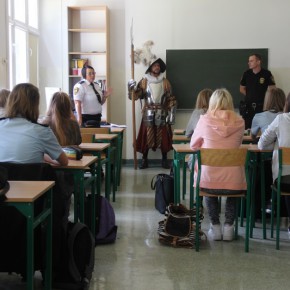 Strażnicy miejscy prowadzą zajęcia w Klasie Bezpieczeństwa Publicznego w IV LO w Gdańsku - 16.09.2015 r.