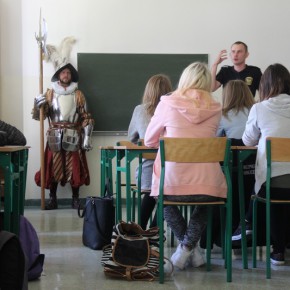 Strażnicy miejscy prowadzą zajęcia w Klasie Bezpieczeństwa Publicznego w IV LO w Gdańsku - 16.09.2015 r.